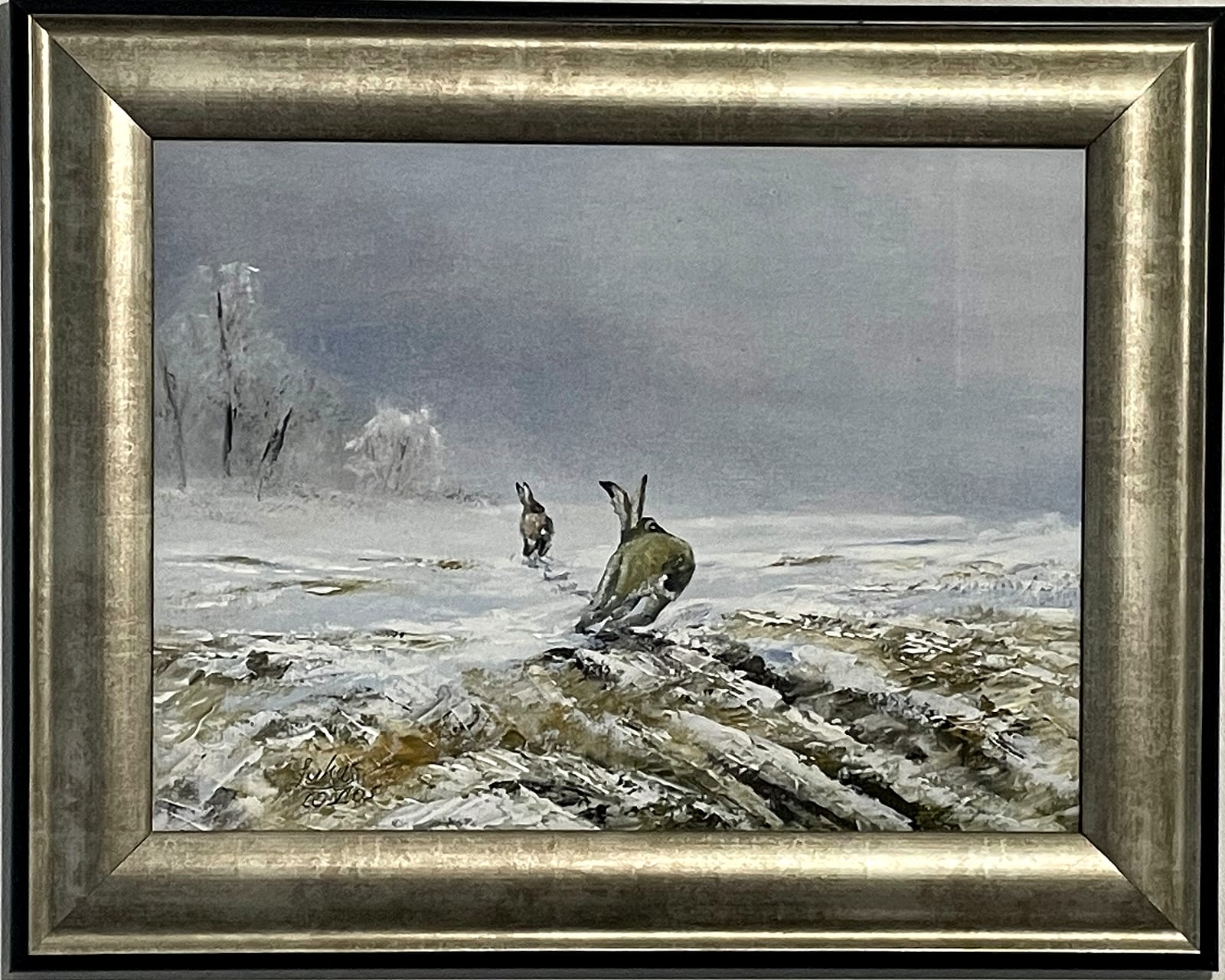 Gemälde: Feldhase auf der Flucht – Winterlandschaft mit zwei Hasen